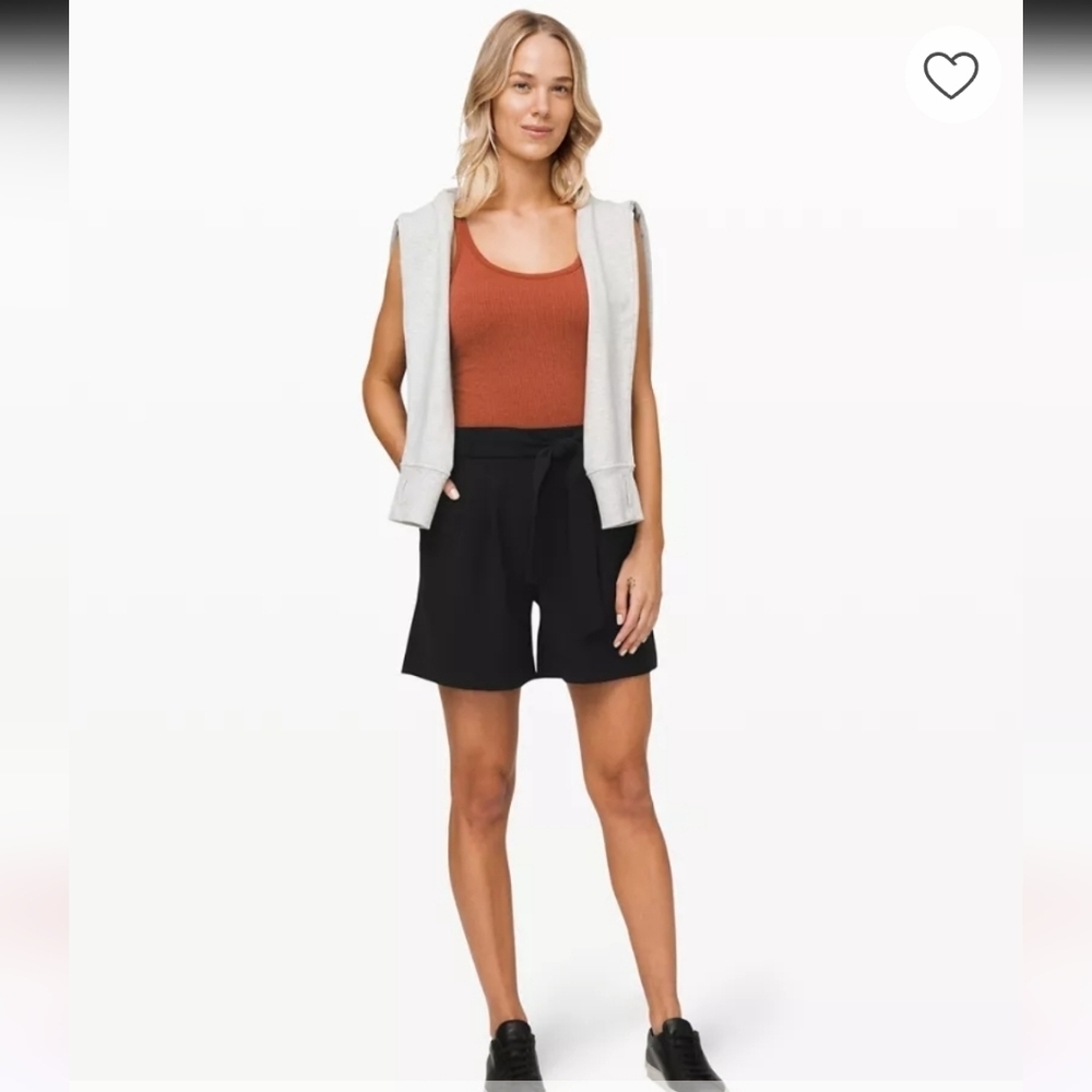 Lululemon Noir High-Rise Short 5.5 Sz6